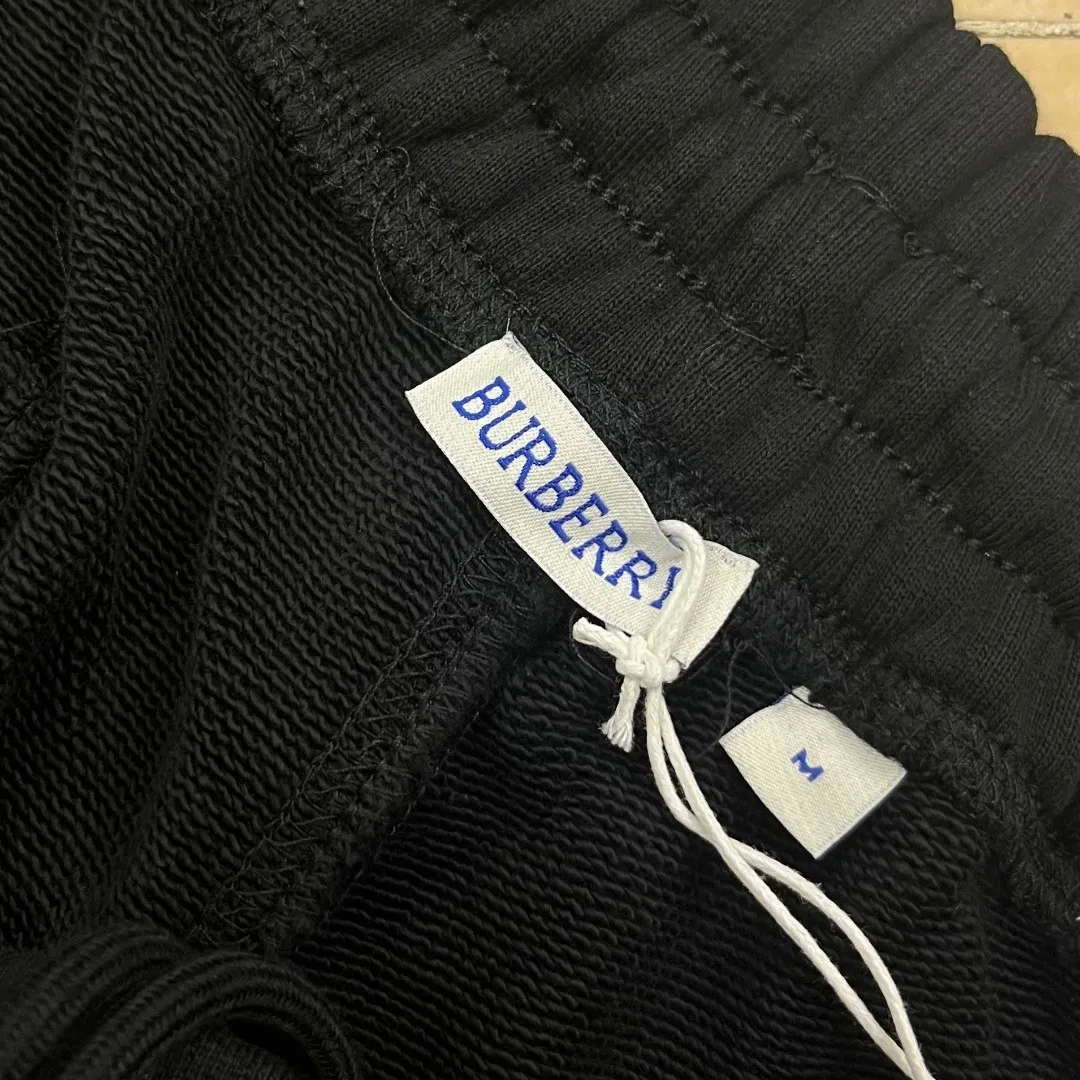 BR 831 🔘 𝐁𝐮𝐫𝐛𝐞𝐫𝐫𝐲 26SS * Burberry ， Classic ， Retro ， 。 🔹 ： ， ， ， 、 ， Breathable 。 ： ， ， ， ； ， ， 。 ：Classic ， ， 、 ， ； ， ， 。 🔹 ： ， Retro Classic ， Classic ， ， ， ， 。 ： ， ， ； ， ， ； ， ， ； Black、Cream White Classic ， ， Versatile； 、 ， Authentic ， 。 Size：S M L XL XXL ：Black Khaki